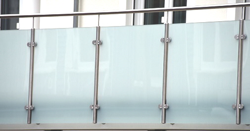 Balkongeländer mit Milchglas