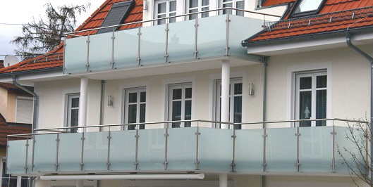 Edelstahlgeländer an Wohnhaus