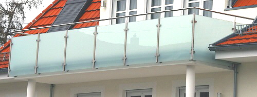 Balkongel�nder mit Milchgl�sern